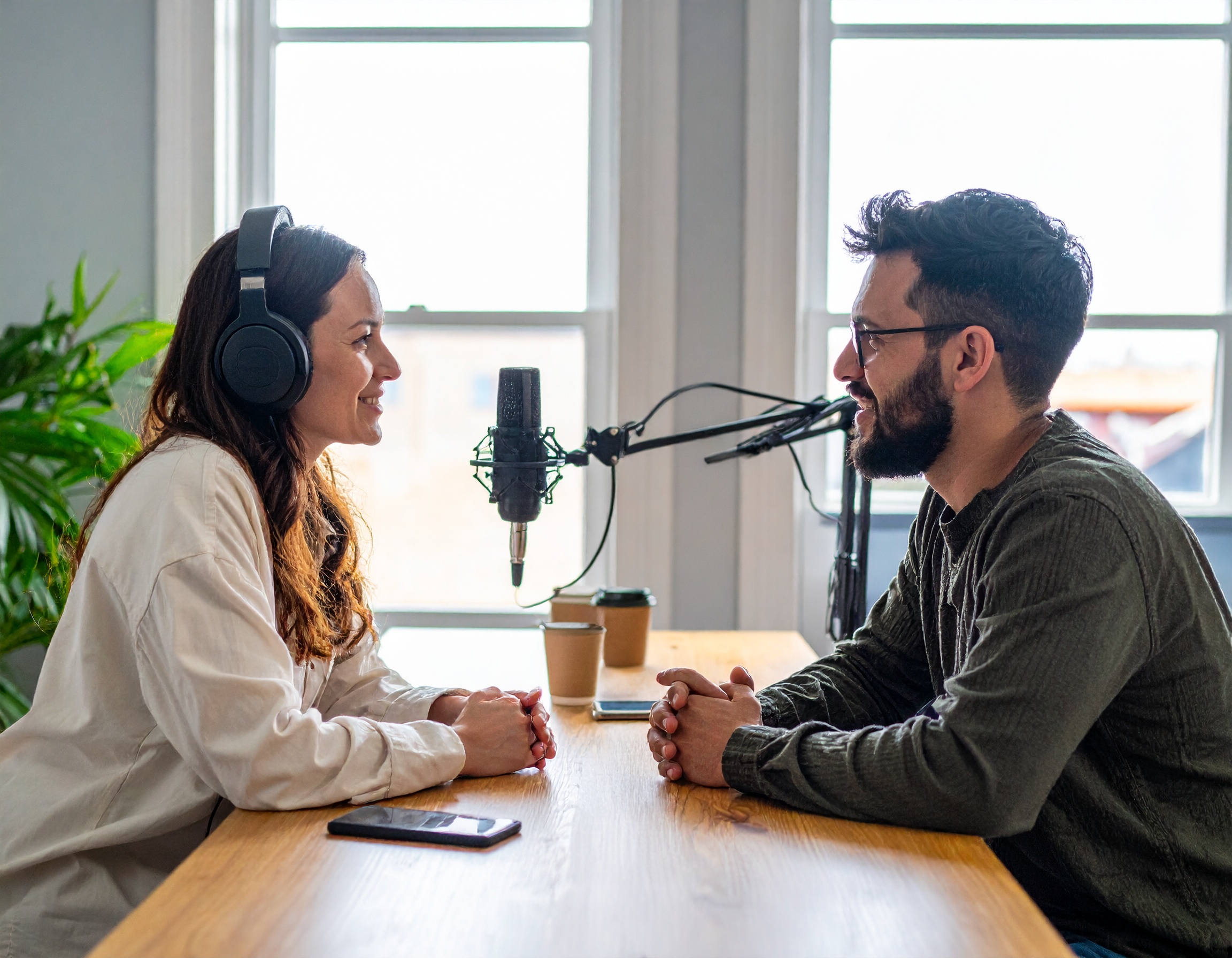Wer Gast im Podcast werden möchte, muss sich etwas einfallen lassen. Bei diesen beiden Podcastern hat es geklappt, sie sitzen im Studio und sprechen ins Mikro.